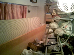 遺品整理作業前（寝室）